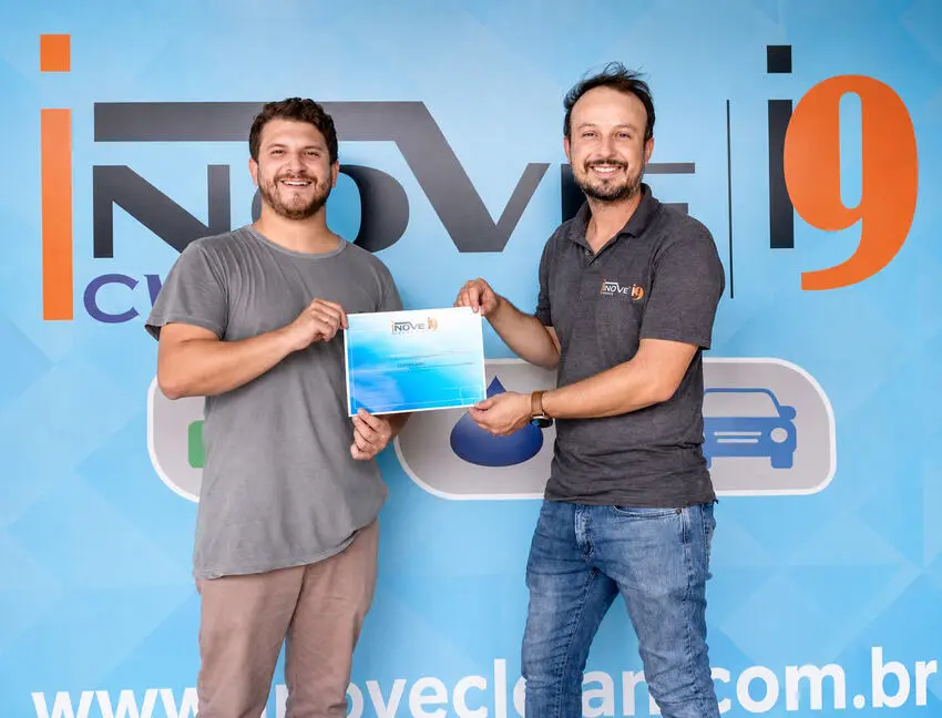 André Roberto entregando certificado a aluno formado pela Inove Clean