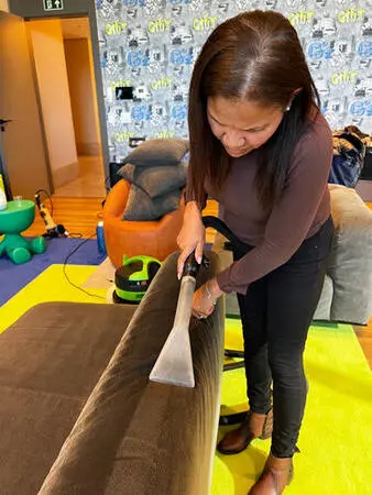 Aluna higienizando poltrona