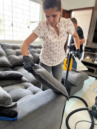 Aluna higienizando estofado